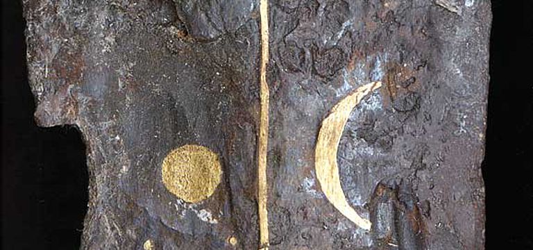 Die Plejaden in Gold auf einem keltischen Schwert