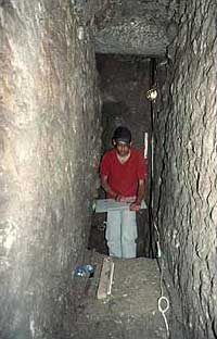 Student Tobias Esch bei archäologischen Arbeiten im unterirdischen Kanalsystem von Alexandria Troas. (Photo: Uni Münster)