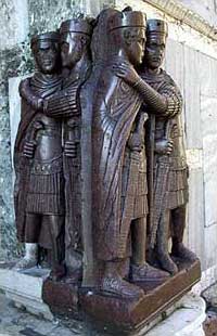 Wahrscheinlich aus Nicomedia stammende porphyrne Statuengruppe der Tetrarchen am Markus-Dom in Venedig mit jeweils zusammen einem Augustus und einem Caesar. (v. links: Maximianus und Constantius I., Diocletianus und Galerius). (Foto: Wolfgang Kuhoff)