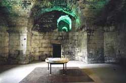 Restaurierter Raum im meerseitigen Untergeschoß des Palastes in Split mit einer marmornen mensa, die zur Ausstattung des ehemals darüberliegenden triclinium, des Speiseraumes, gehörte. (Foto: Wolfgang Kuhoff)