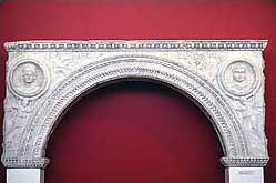 Der sogenannte "Kleine Ehrenbogen des Galerius" aus seinem Palaste, heute im Archäologischen Nationalmuseum in Thessaloniki, mit den zwei Medaillons des Kaisers und seiner Frau Galeria Valeria, Tochter Diokletians, deren Bildnis später in dasjenige der Stadtgöttin umgearbeitet wurde. (Foto: Wolfgang Kuhoff)