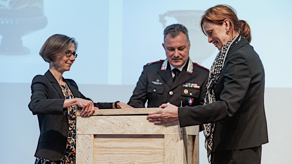 Uni Kiel und Land SchleswigHolstein geben vier Vasen an italienischen